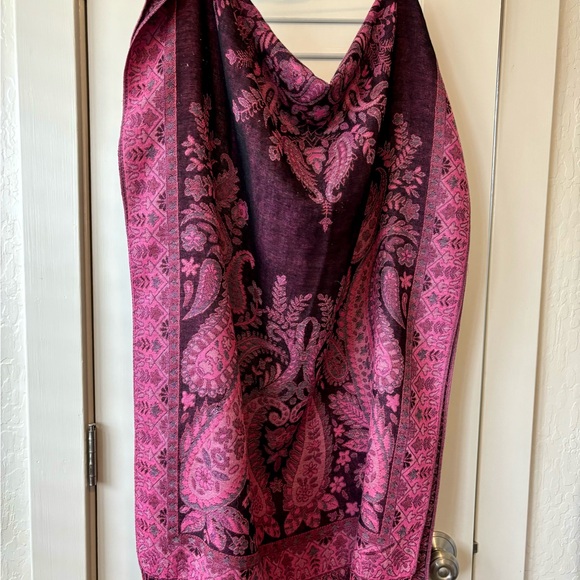 Beautiful Scarf/Pashmina - Picture 2 of 2